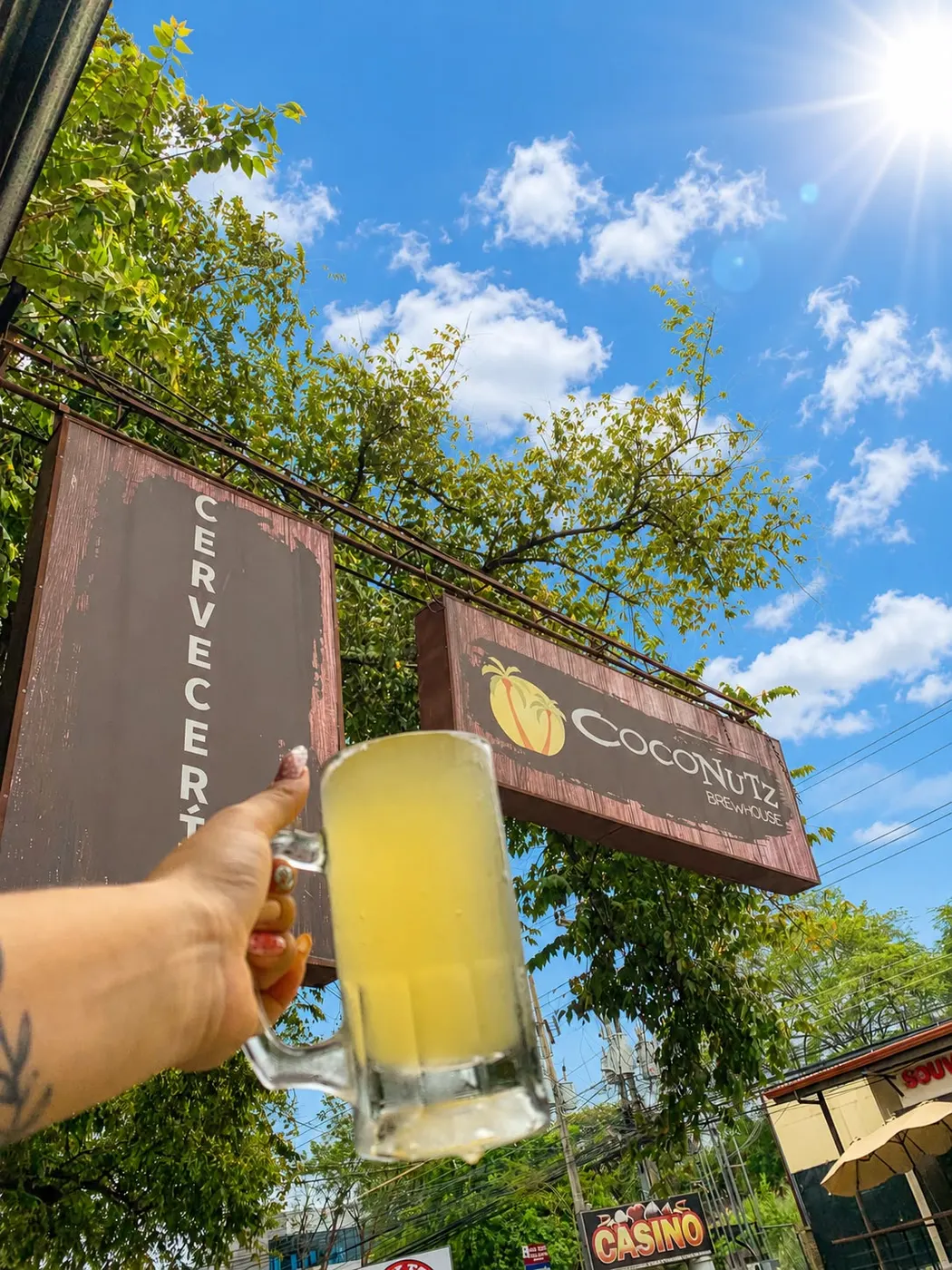 Una cerveza fría levantada afuera de Coconutz