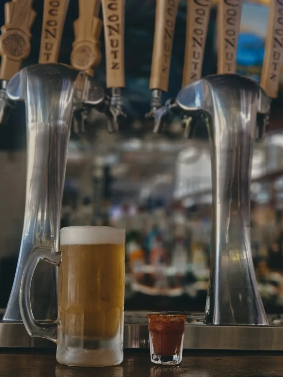 Grifos de cerveza artesanal listos para servir en Coconutz