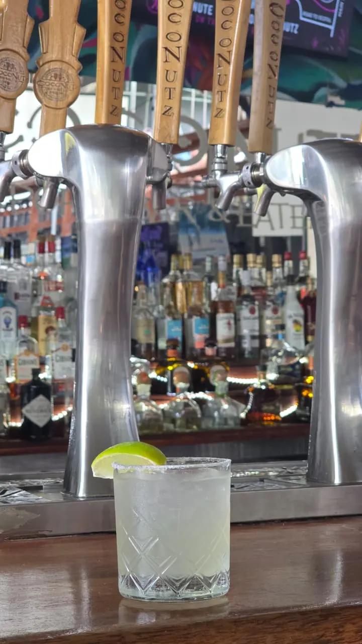 Una margarita fresca servida en la barra de Coconutz
